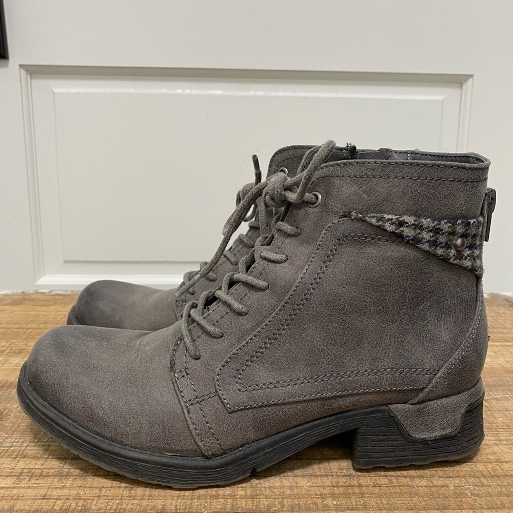 White Mountain grey ankle boots size 6.5.